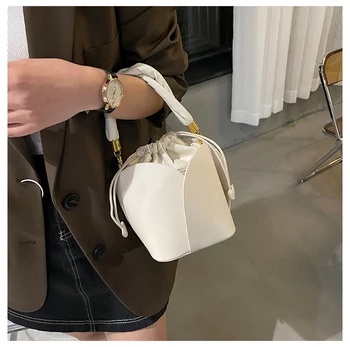 Ретро-bag-чанта от изкуствена кожа 2023, Нова дамски персонални чантата е от мека кожа във формата на лоба, ежедневни модерна чанта за крайградски пътувания.